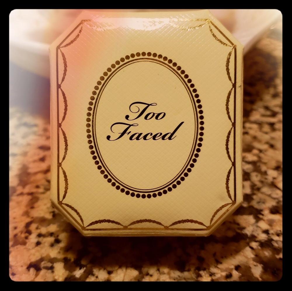 Too Faced Diamond Light Highlighter (Canary)